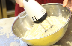 室温に戻したクリームチーズを柔らかくクリーム状になるまで混ぜまーす。最初は少し硬いのですが、しばらくすると滑らかになります。