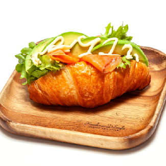 クロワッサンサンドサーモンアボカド